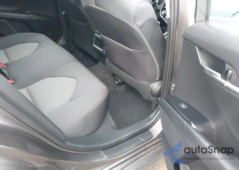 2020 Toyota Camry Le z USA, uszkodzony, nr VIN 4T1C11AK7LU956309